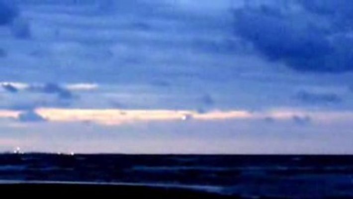 Lumini misterioase deasupra Constanţei. Ce părere aveţi?